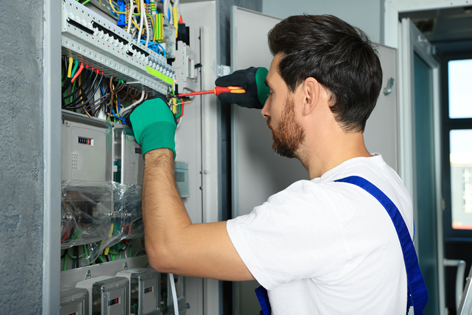Nieder­spannungs­anlagen bei Elektro Kleinschroth GmbH in Marktsteft